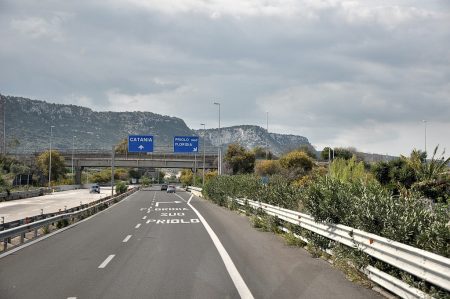 Heimreise gegen Norden auf der Autostrada - quer durch südsizilianische Kalksteincanyons... (Foto: Martin Dühning)