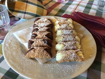 Cannoli sind eine typisch sizilianische Süßspeise mit süßer Ricottafüllung die es in mancherlei Variationen gibt - wie hier in einem Restaurant am Ätna (Foto: Christina Rojan-Schulte)