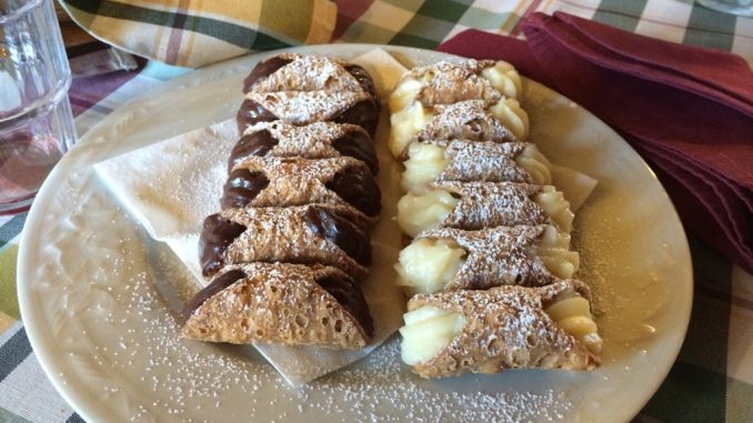 Cannoli sind eine typisch sizilianische Süßspeise mit süßer Ricottafüllung die es in mancherlei Variationen gibt - wie hier in einem Restaurant am Ätna (Foto: Christina Rojan-Schulte)