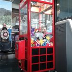 Der Kuscheltierautomat in Halle 4 des Euroports Basel zieht kleine reisende Kinder aller Nationalitäten magisch an. (Foto: Martin Dühning)