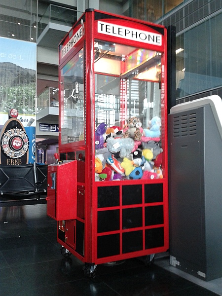 Der Kuscheltierautomat in Halle 4 des Euroports Basel zieht kleine reisende Kinder aller Nationalitäten magisch an. (Foto: Martin Dühning)