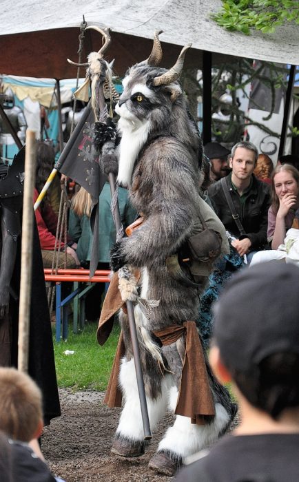 Neben viel Gewandung "von der Stange" waren unter den Besuchern auch solche in auserlesen-individuellen Kostümen - wie dieser katzenartige Dämon, der auch bei der Preisverleihung gewürdigt wurde (Foto: Martin Dühning)