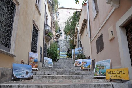 Zahlreiche Kunstgalerien säumen in den Seitengassen die Wege der Touristen, für jeden Kunstgeschmack ist eine Galerie vorhanden, doch fast alle bieten buntes, farbenfrohes (Foto: Martin Dühning)