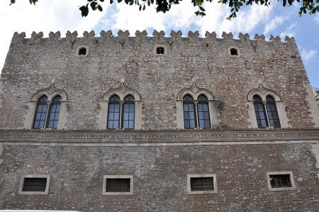 Das heutige Taormina ist eine mittelalterliche Neugründung, die architektonisch aber durchaus noch byzantinische und arabische Einflüsse erkennen lässt - hier der sizilianisch-romanische Palazzo Corvaja. (Foto: Martin Dühning)
