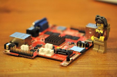 Nicht ganz so klein wie das Raspberry Pi, aber immer noch sehr handlich und deutlich leistungsfähiger ist das Miniboard "Cubietruck" von Cubietech. (Foto: Martin Dühning)