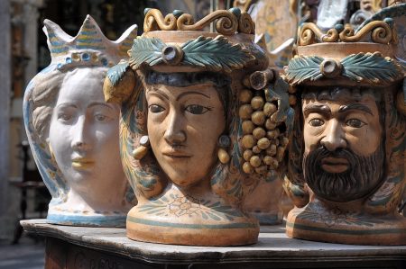 Bunt bemalte Keramiken kann man fast überall in Sizilien erwerben, in Taormina gibt es aber besonders viele Läden mit unterschiedlichen Formen und Stilen, vom schwarzen Porzellanteller bis zur großformatigen, bemalten Terracottafigur. (Foto: Martin Dühning)
