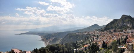 Panorama auf Taormina und den Golf von Giardini Naxos Richtung Ätna (Foto: Martin Dühning)