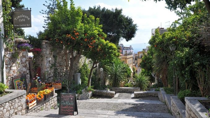 Die Altstadt von Taormina könnte dem Bilderrausch eines Vedutenmalers ensprungen sein, nur existiert es wirklich und wenn man Treppchen und kleine, verschlungene Gassen nicht scheut, ist es einer der schönsten Orte. (Foto: Martin Dühning)