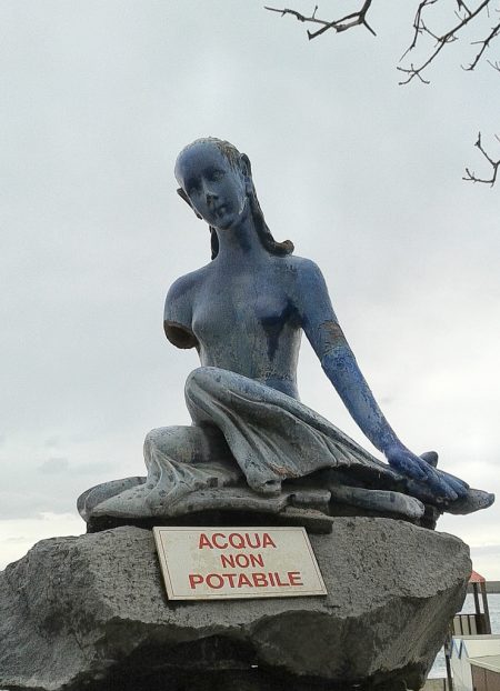 Hommage an die griechische Antike - blaue Nymphe an der Promenade von Giardini Naxos (Foto: Martin Dühning)