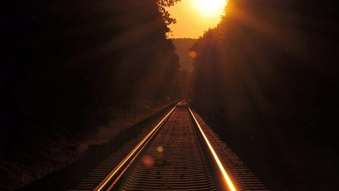 Bahngleise im Sonnenuntergang (Foto: Martin Dühning)