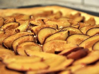 Aus heimischen Pflaumen lassen sich allerlei Kuchen zubereiten - beispielsweise ein Backblech Schwarzwälder "Zwetschgendünne" (Foto und Kuchen: Martin Dühning)