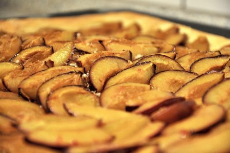 Aus heimischen Pflaumen lassen sich allerlei Kuchen zubereiten - beispielsweise ein Backblech Schwarzwälder "Zwetschgendünne" (Foto und Kuchen: Martin Dühning)