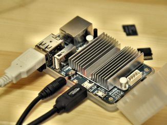 Optisch und in seinen Ausmaßen erinnert das ODROID-U3 stark an Raspberry Pi, spielt leistungsmäßig jedoch in einer ganz anderen Liga. Damit der Vierkernprozessor nicht allzu heiß läuft, schützt ihn auch ein großer passiver Kühler. (Foto: Martin Dühning)