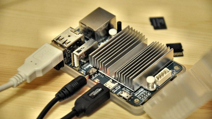 Optisch und in seinen Ausmaßen erinnert das ODROID-U3 stark an Raspberry Pi, spielt leistungsmäßig jedoch in einer ganz anderen Liga. Damit der Vierkernprozessor nicht allzu heiß läuft, schützt ihn auch ein großer passiver Kühler. (Foto: Martin Dühning)