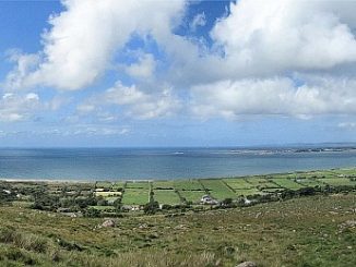 Irland in strahlendem Sonnenschein: Panorama von der Wanderung auf dem Dingle-Way (Foto: Hansjörg Dühning)