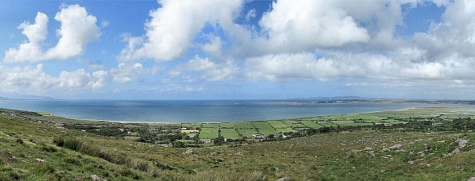 Irland in strahlendem Sonnenschein: Panorama von der Wanderung auf dem Dingle-Way (Foto: Hansjörg Dühning)