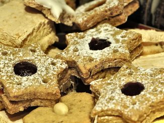 Selbstgebackene Springerle, Marzipanherzen und - neu - sternförmige Spitzbuben zieren den Weihnachtsteller. Nur der Nürnberger Lebkuchen war einfach nicht geliefert worden und fehlte 2014. (Foto: Martin Dühning)