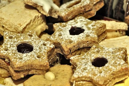 Selbstgebackene Springerle, Marzipanherzen und - neu - sternförmige Spitzbuben zieren den Weihnachtsteller. Nur der Nürnberger Lebkuchen war einfach nicht geliefert worden und fehlte 2014. (Foto: Martin Dühning)