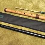 Die Onyx Low Whistle im Größenvergleich mit einer Altblockflöte und einer Tin Whistle. (Foto: Martin Dühning)