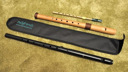 Die Onyx Low Whistle im Größenvergleich mit einer Altblockflöte und einer Tin Whistle. (Foto: Martin Dühning)