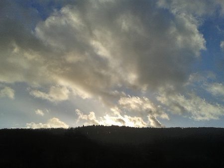 Auch am 11. Januar, drei Wochen nach der Wintersonnenwende, hupft die Sonne schon kurz nach Drei Uhr wieder hinter den Lauchringer Berg. Erst Anfang März steht sie wieder hoch genug für sonnige Nachmittage. (Foto: Martin Dühning)