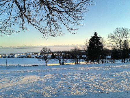 Den Hochschwarzwald wie hier Höchenschwand am 12. Februar hält der Winter noch fest im Griff. Doch stehen die Alpen in der Ferne nun wieder erst nach 17 Uhr im Abendsonnenschein - und in absehbarer Zeit wird die Sonne wieder stark genug sein, den Hochnebel im Rheintal aufzulösen (Foto: Martin Dühning).