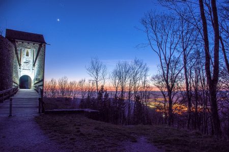 Neue Ausblicke: Die Burgruine Küssaburg und im Hintergrund das erleuchtete Lauchringen bei Einbruch der Nacht (Foto: Martin Dühning, Anleitung: Klaus Hansen)