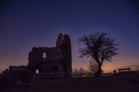 Die Burgruine Küssaburg zur Blauen Stunde am Mittwochabend, den 8. April 2015. (Foto: Martin Dühning, Anleitung: Klaus Hansen)