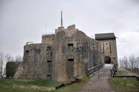 Die Burgruine Küssaburg am dezembrig verschneiten Ostersonntag im Jahr 2015 (Foto: Martin Dühning)