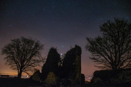 Ein Stern versinkt in der Burgruine auf dem Küssaberg (Foto: Martin Dühning).