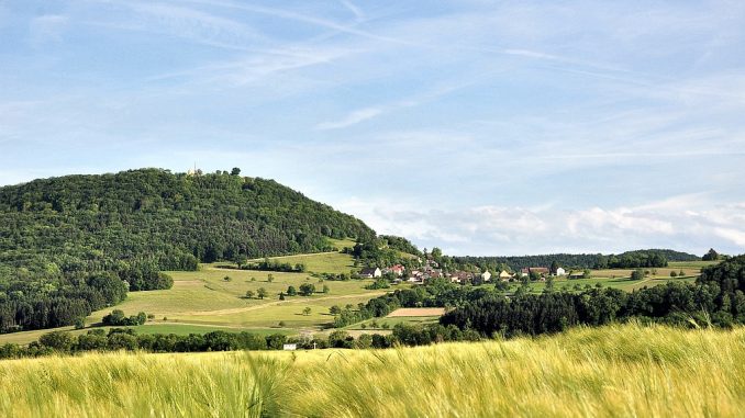 Die Küssaburg mit Bechtersbohl im Juni 2015 (Foto: Martin Dühning)