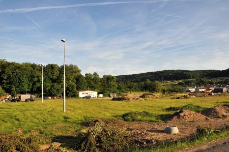 Dies war einmal ein grüner Fußballplatz, doch schon fressen sich graue, kantige Bauten weiter in die Landschaft, leider (Foto: Martin Dühning).