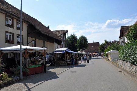 Viele Stände säumten die Kirchstraße in Oberlauchringen beim Mittelaltermarkt im August 2015. Doch die Sonne brannte und der Schatten war rar. (Foto: Martin Dühning)