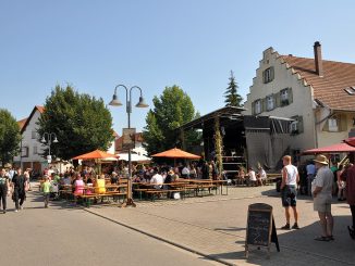 Der Mittelaltermarkt auf dem Lindenplatz bei Oberlauchringen am Samstag, den 8.08.2015 - Temperaturen von jenseits 37 Grad hielten die Besucher aber in Grenzen (Foto: Martin Dühning)