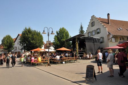 Der Mittelaltermarkt auf dem Lindenplatz bei Oberlauchringen am Samstag, den 8.08.2015 - Temperaturen von jenseits 37 Grad hielten die Besucher aber in Grenzen (Foto: Martin Dühning)