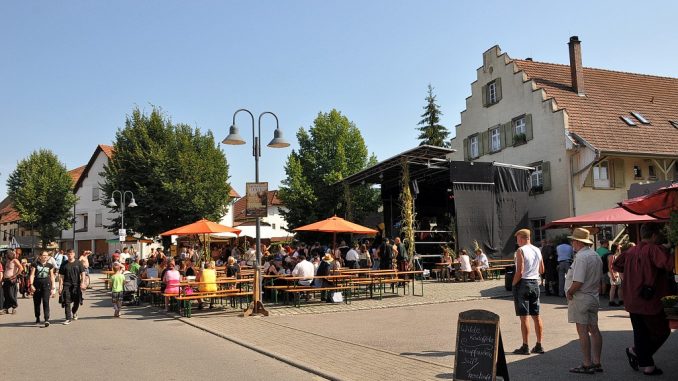 Der Mittelaltermarkt auf dem Lindenplatz bei Oberlauchringen am Samstag, den 8.08.2015 - Temperaturen von jenseits 37 Grad hielten die Besucher aber in Grenzen (Foto: Martin Dühning)