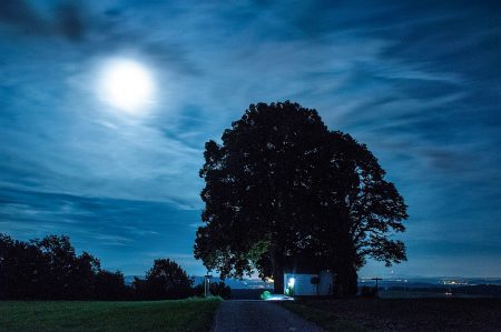 Fastvollmond mit Kapelle von Baltersweil am 27. August 2015 (Foto: Martin Dühning)