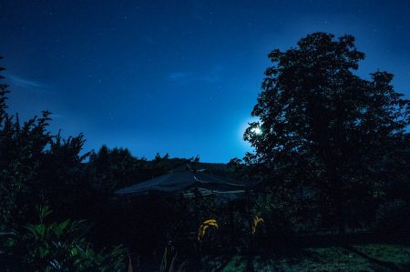 Der nächtlich beleuchtete Gartenpavillon in Oberlauchringen - eine Probeaufnahme (Foto: Martin Dühning)