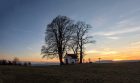 Friedvoll liegt die Kapelle von Baltersweil im Abendrot am 27. Dezember 2015 (Foto: Martin Dühning)