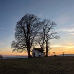 Friedvoll liegt die Kapelle von Baltersweil im Abendrot am 27. Dezember 2015 (Foto: Martin Dühning)