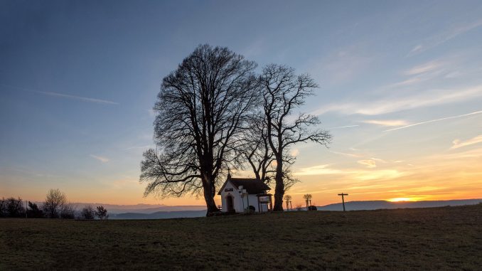 Friedvoll liegt die Kapelle von Baltersweil im Abendrot am 27. Dezember 2015 (Foto: Martin Dühning)