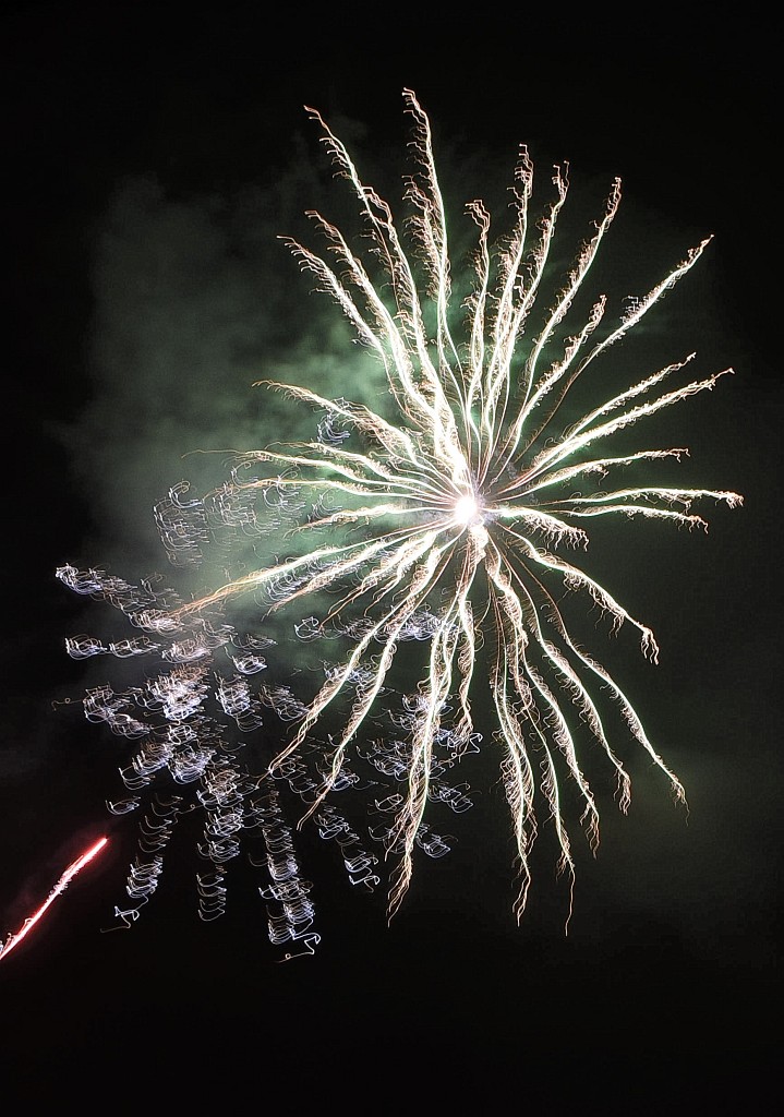 Feuerwerk 2016: Grün hinterlegter Goldregen (Foto: Martin Dühning)