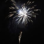 Feuerwerk 2016: Eine silberblaue Blüte leuchtet am Nachtnebeläther (Foto: Martin Dühning)
