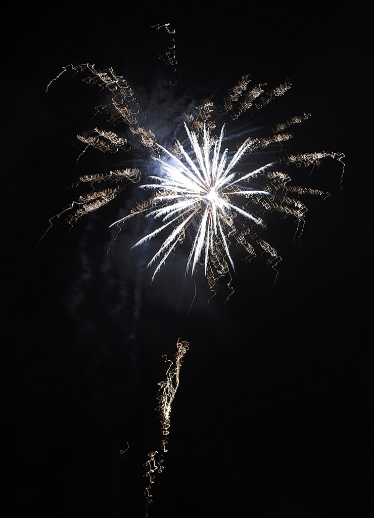 Feuerwerk 2016: Eine silberblaue Blüte leuchtet am Nachtnebeläther (Foto: Martin Dühning)