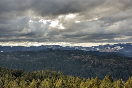 Düstere Wolken über dem Schwarzwald am Ostermontag 2016 (Foto: Martin Dühning)