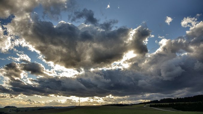 Sturmwolkenberge bei Oberbierbronnen am Ostermontagsnachmittag 2016 (Foto: Martin Dühning)