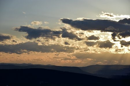 Dramatische Spätwinterwolken am Ostermontagabend (Foto: Salome Leinarkunion)