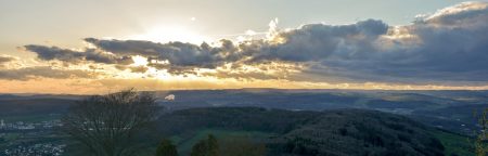 Küssaburg-Abendpanorama am Ostermontag 2016 (Foto: Salome Leinarkunion)