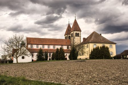 Kirche St. Peter und Paul in Unterzell unter dunklen Regenwolken (Foto: Martin Dühning)