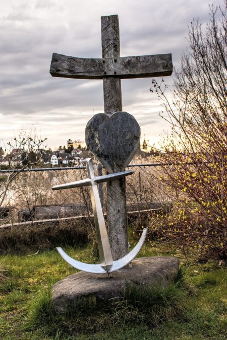 "Glaube - Liebe - Hoffnung" als meditatives Denkmal auf dem Meditationspfad der Insel Werd (Foto: Martin Dühning)